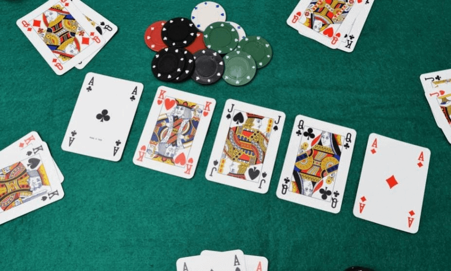 Những chiến thuật cụ thể của Bluff trong Poker là gì?